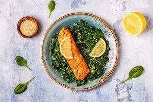 Grilled salmon with spinach 